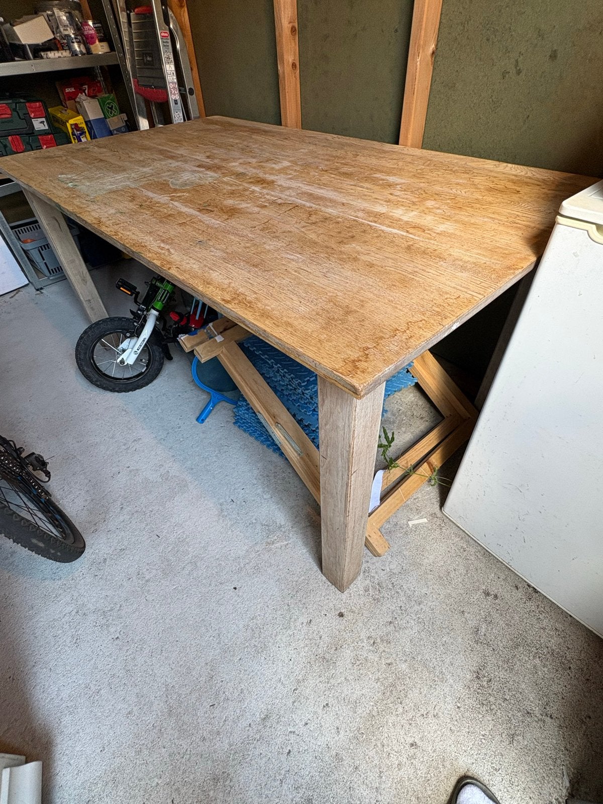 Robuuste houten tafel - Ideaal voor werkplaats of tuin, Huis en Inrichting, Tafels | Eettafels, Ophalen, Gebruikt, 50 tot 100 cm