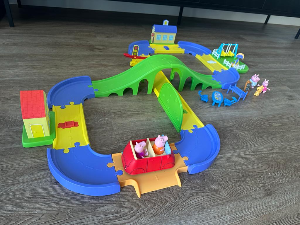 Peppa Pig dorp met geluid, extra poppetjes en auto, Kinderen en Baby's, Ophalen, Zo goed als nieuw, Kunststof