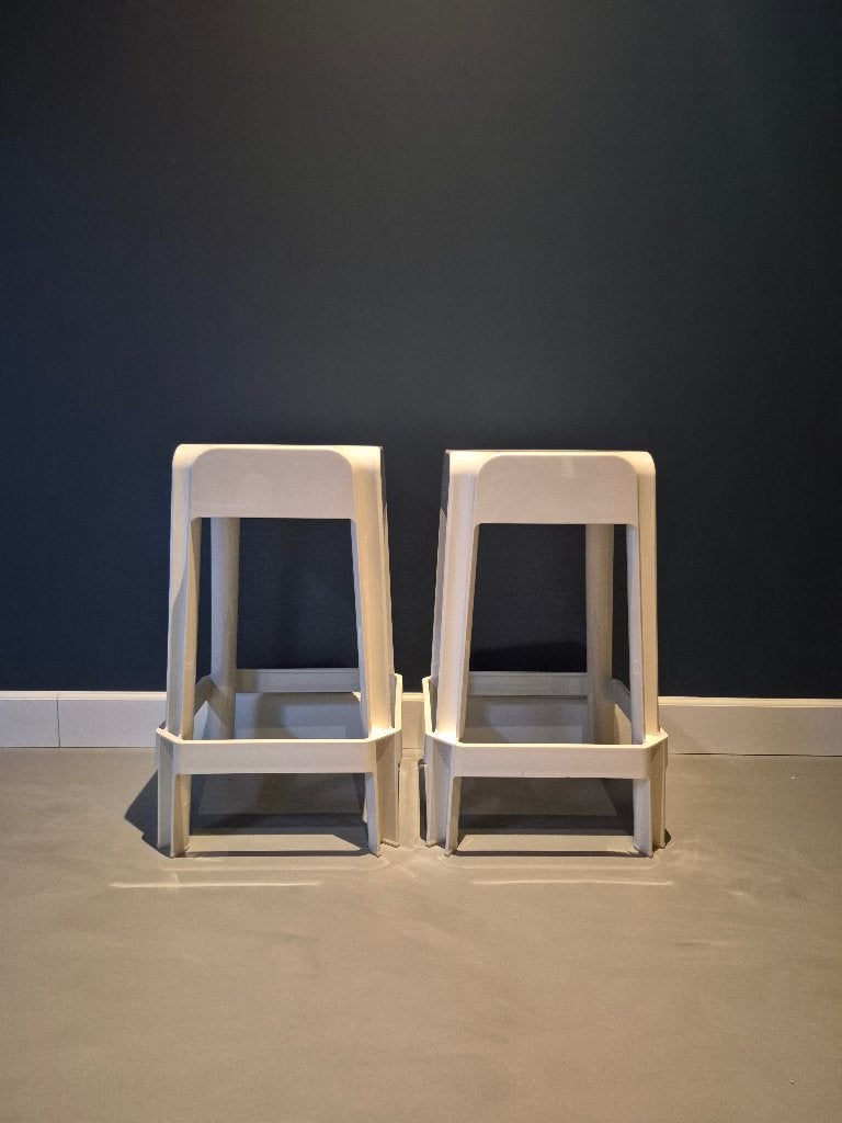 2 mooie design krukken, Ophalen, Kunststof, Met voetsteun, 60 tot 90 cm