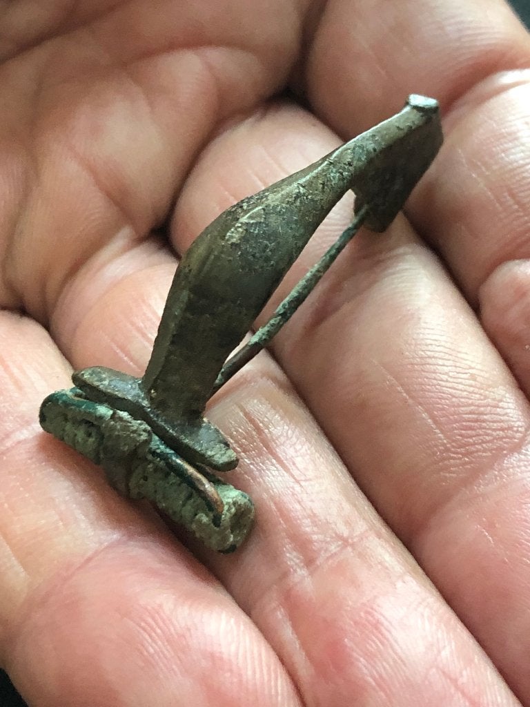 Romeinse beugel FIBULA bodemvondst mantelspeld apart model., Ophalen of Verzenden, Brons