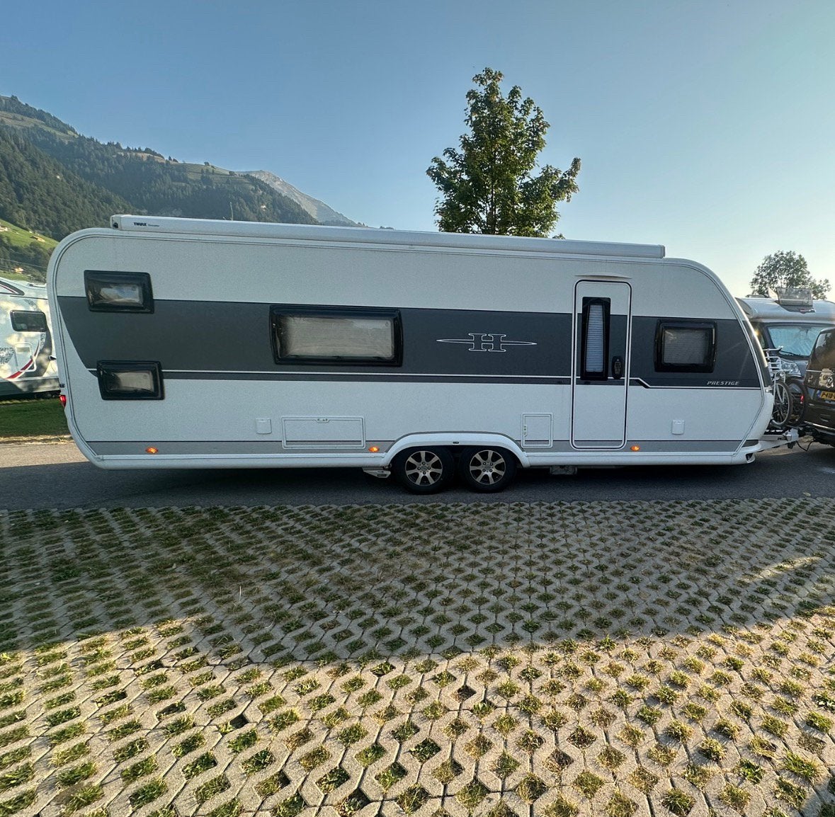 8 persoons caravan Hobby 650 kfu prestige 2019 3 stapelbed, Caravans en Kamperen, Caravans, Rondzit, Hobby, Dwarsbed, Particulier