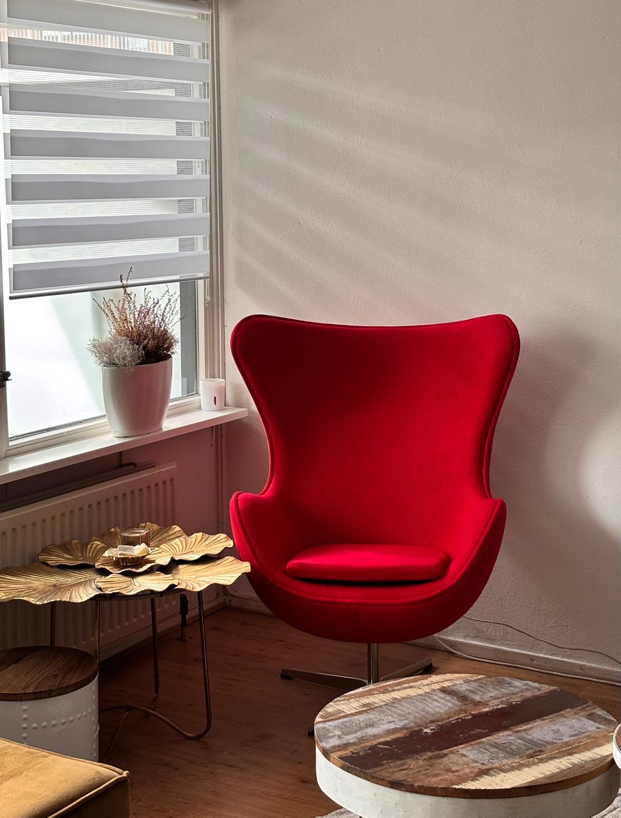 Luxe Egg Chair geïnspireerde fauteuil rood, Huis en Inrichting, Fauteuils, Ophalen, 75 tot 100 cm, Zo goed als nieuw, Stof