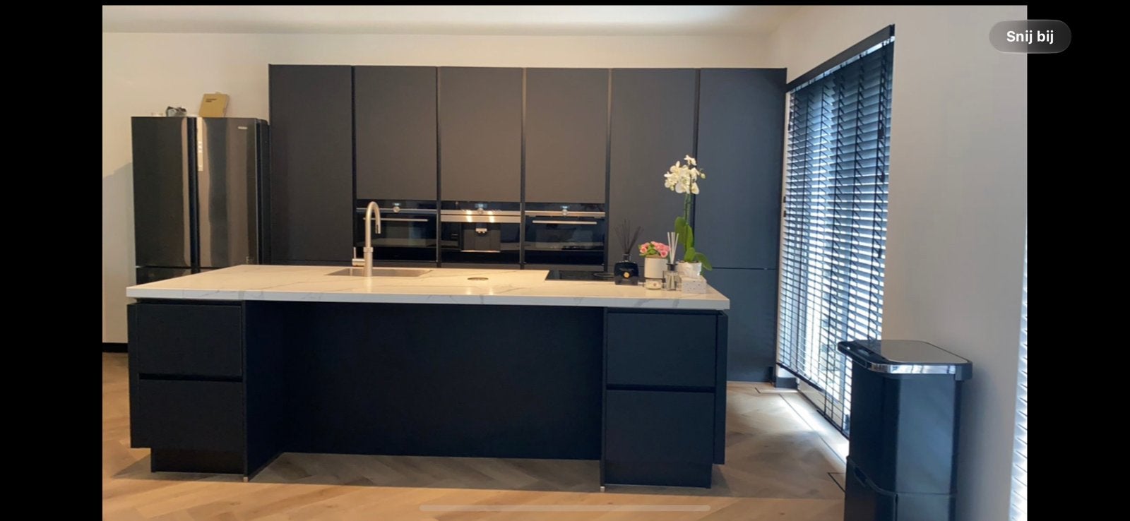 Moderne keuken met Siemens apparatuur en ledverlichting, Ophalen, Gebruikt, Zwart, Greeploos