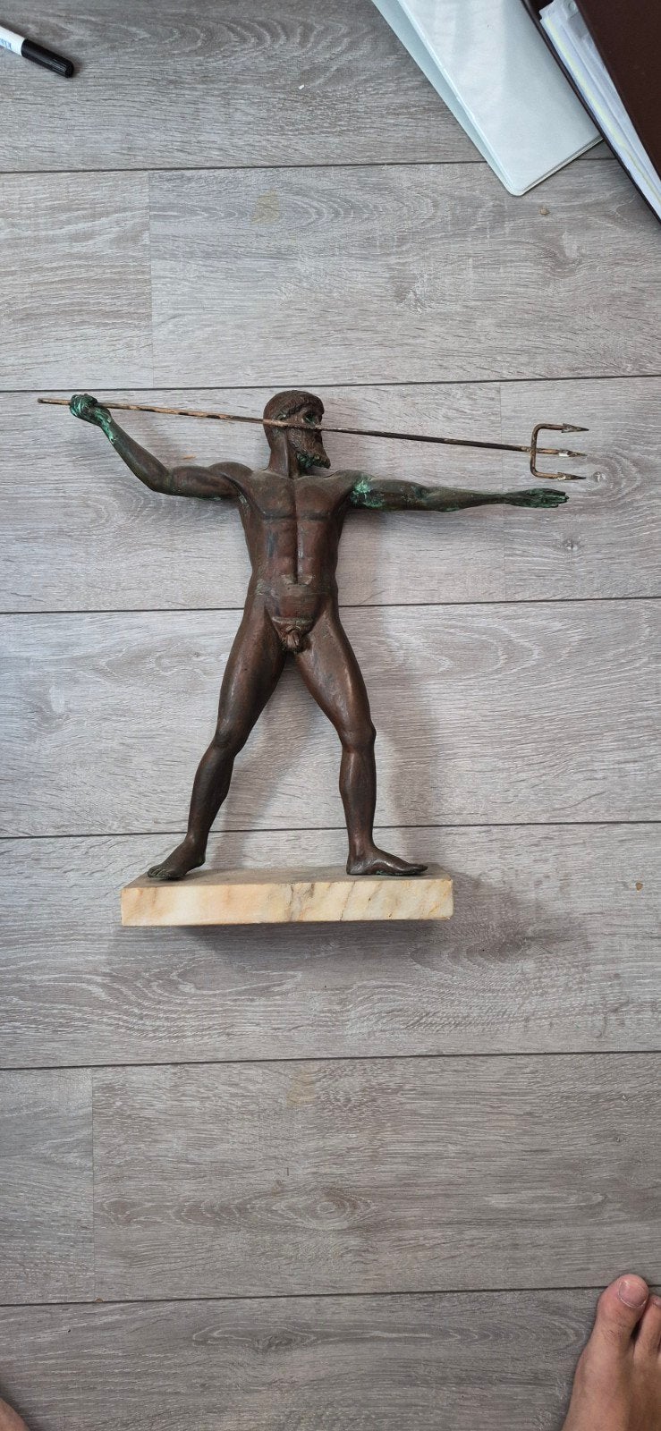 Bronzen beeld van Neptunus met drietand op marmeren sokkel, Ophalen