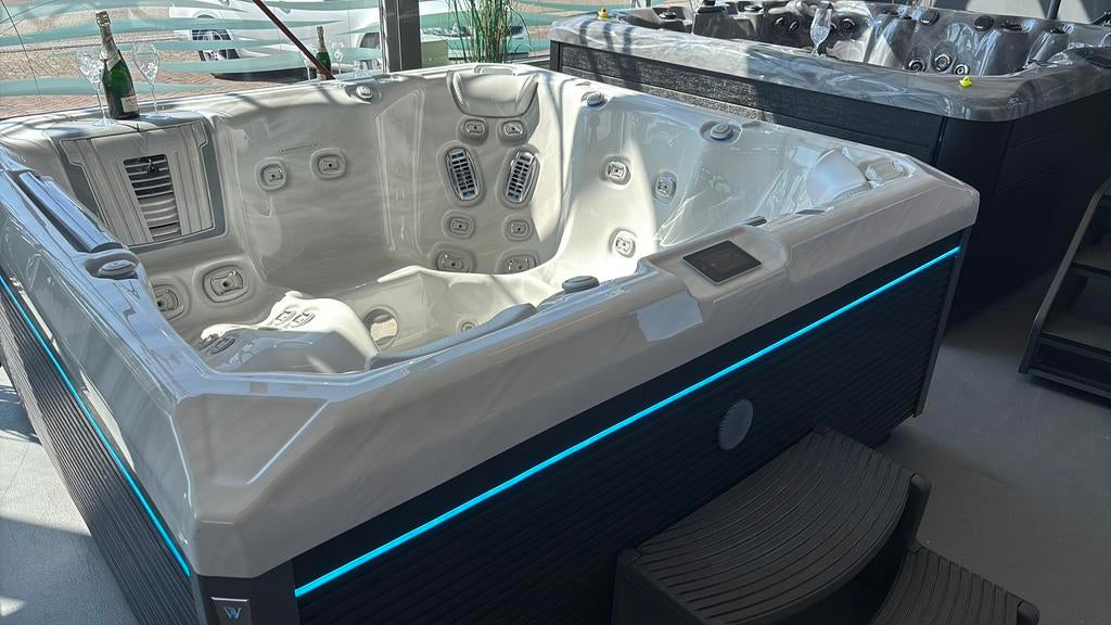 Wellis Atlas Premium jacuzzi showroom model 215x215x86cm, Ophalen, Nieuw, Trap, Vast