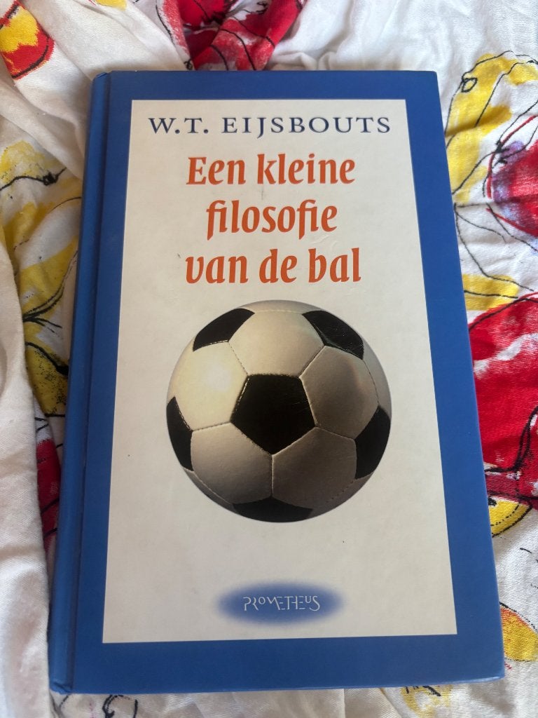 Een kleine filosofie van de bal, Gelezen, Ophalen of Verzenden, Verhalen, W.T Eijsbouts