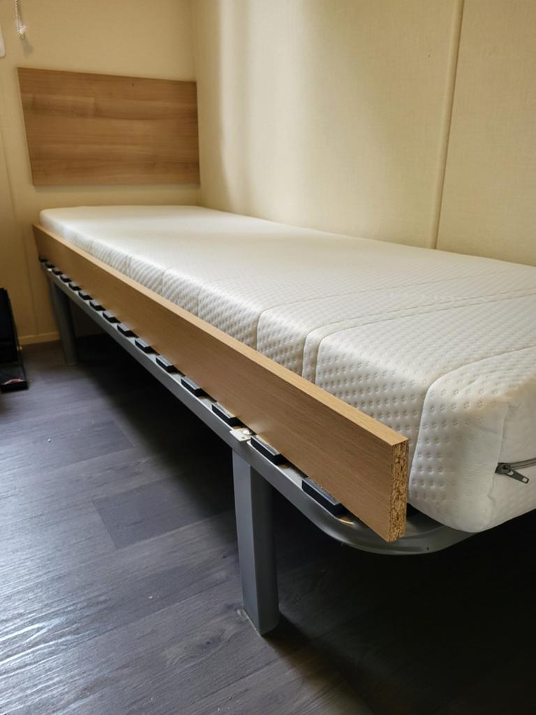 2 bedden van 60x180 met matras, Ophalen, Zo goed als nieuw, Eenpersoons, Hout