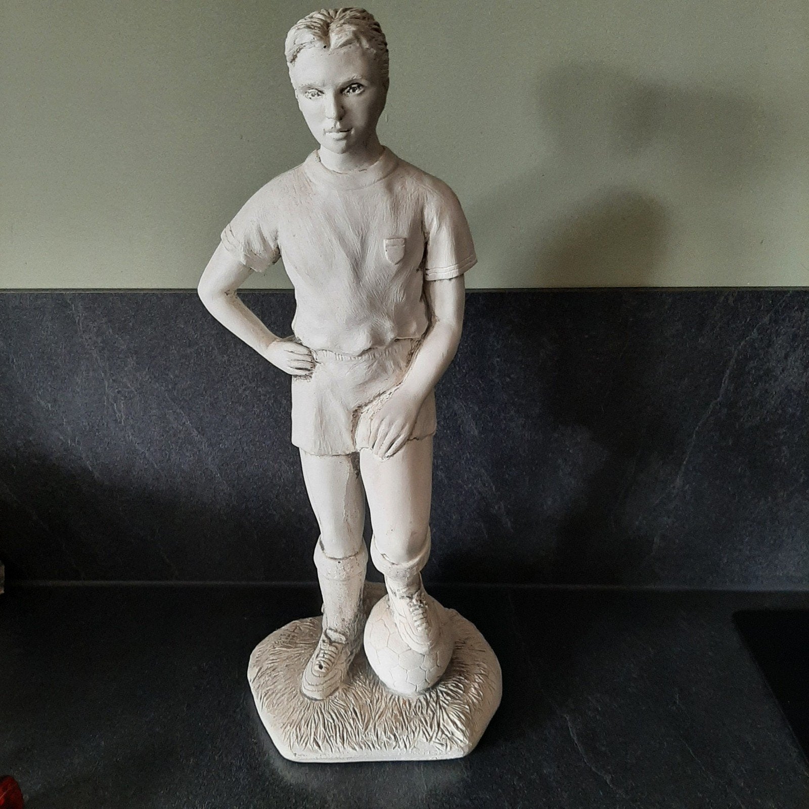 Voetballer beeld - ca. 43cm hoog, Antiek en Kunst, Kunst | Beelden en Houtsnijwerken, Ophalen, Handgemaakt, 20 - 50 cm, Steen of Keramiek