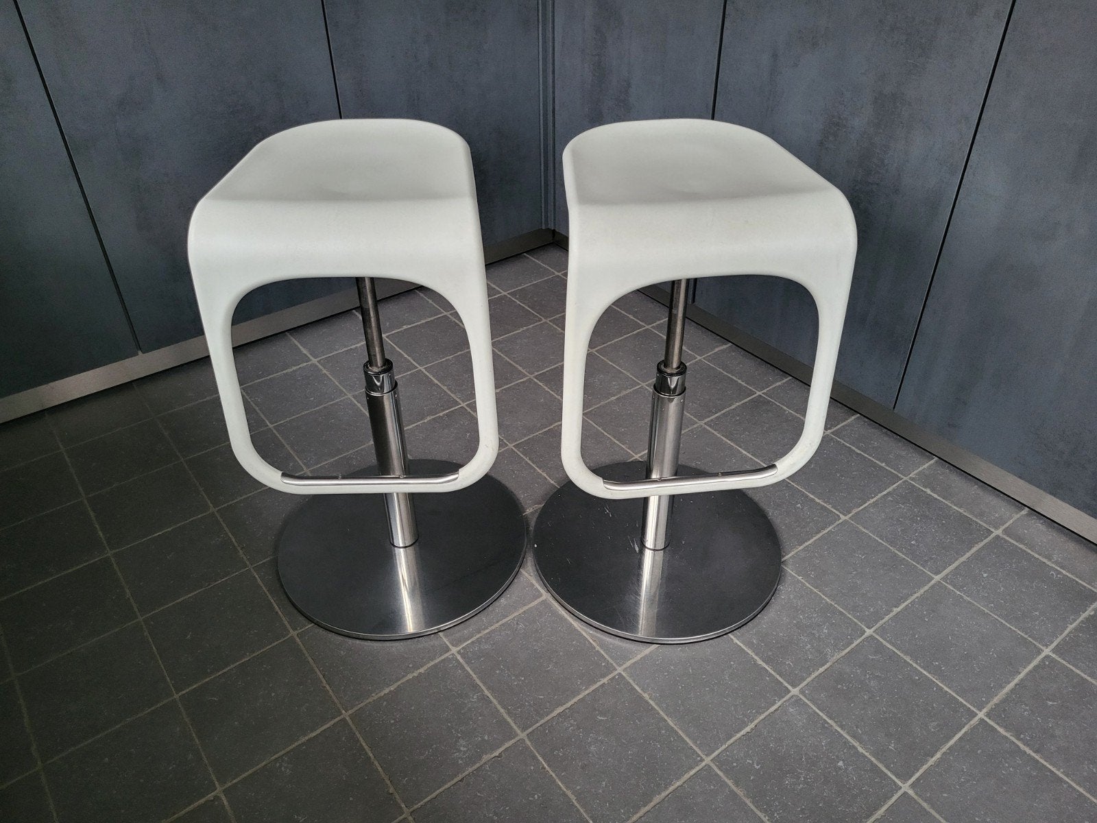 Witte Ikea barkrukken Carl Öjerstam, modern vintage design, Ophalen, 60 tot 90 cm, In hoogte verstelbaar, 2 krukken