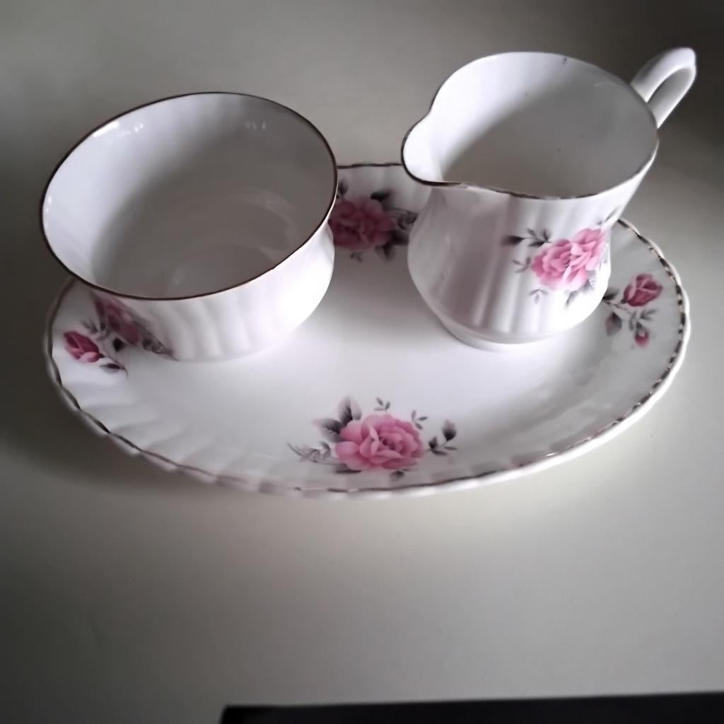 Royal stafford: roomstel met roosjes, Huis en Inrichting, Keuken | Servies, Ophalen of Verzenden, Zo goed als nieuw, Porselein