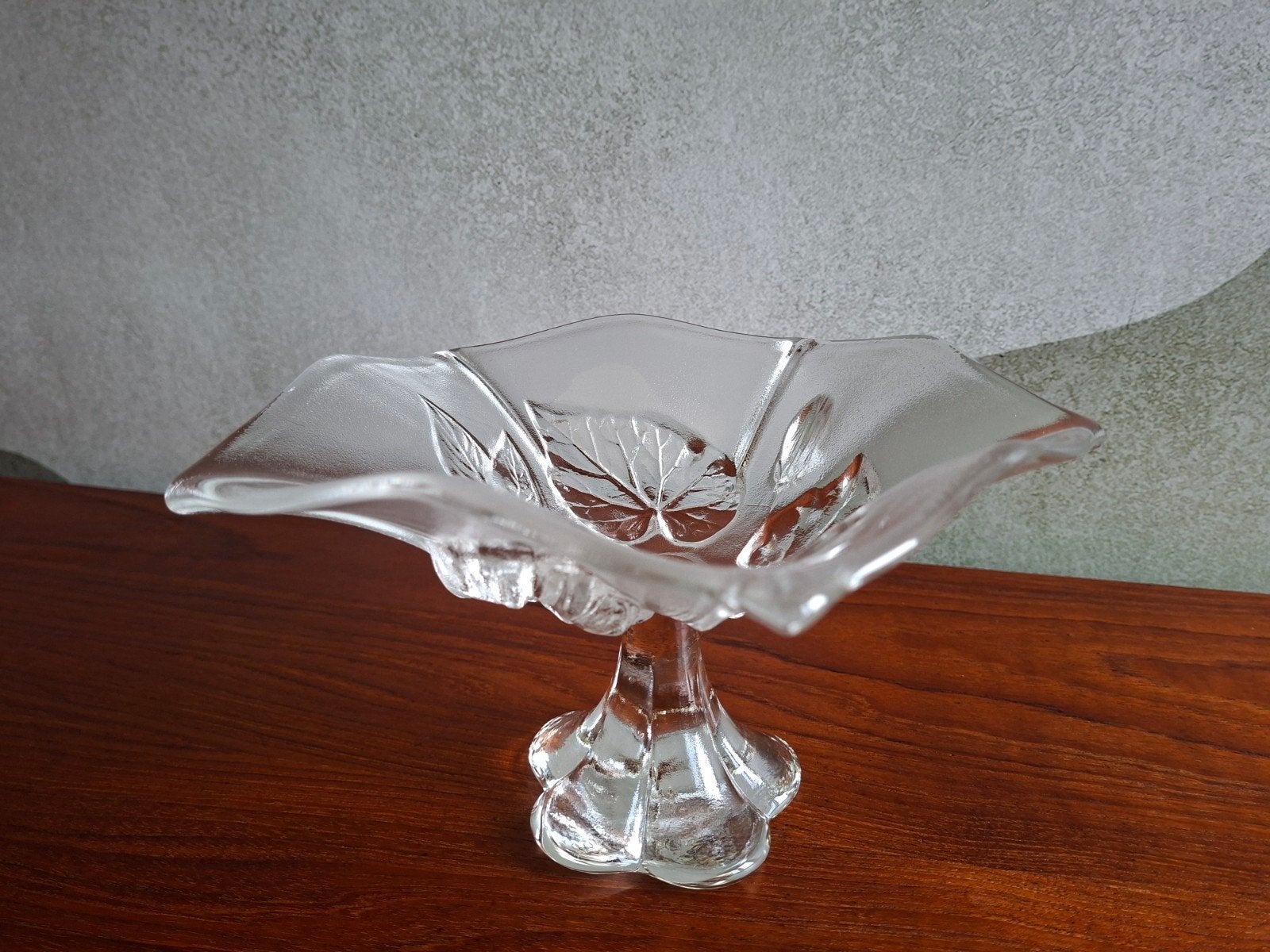 Walther Glas schaal op voet met bloemmotief, Ophalen of Verzenden