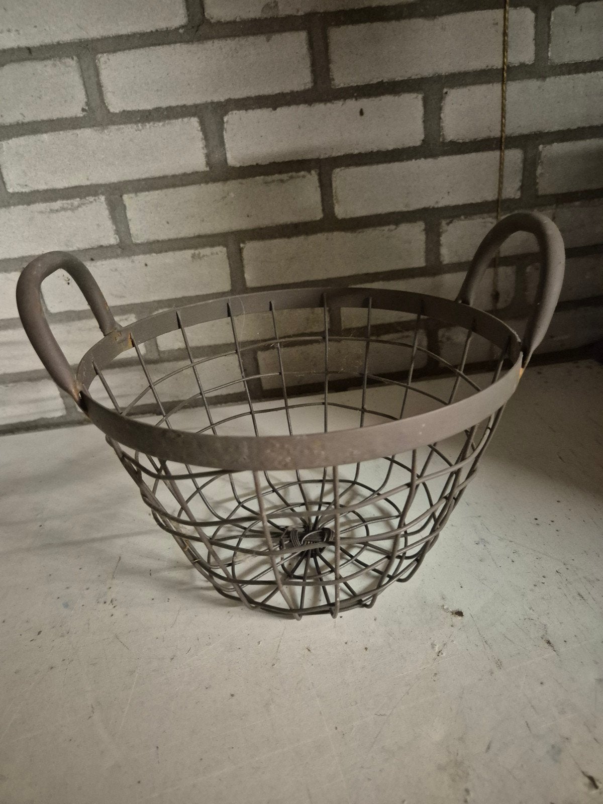 bruin metalen mand, Ophalen of Verzenden, Rond, Overige materialen