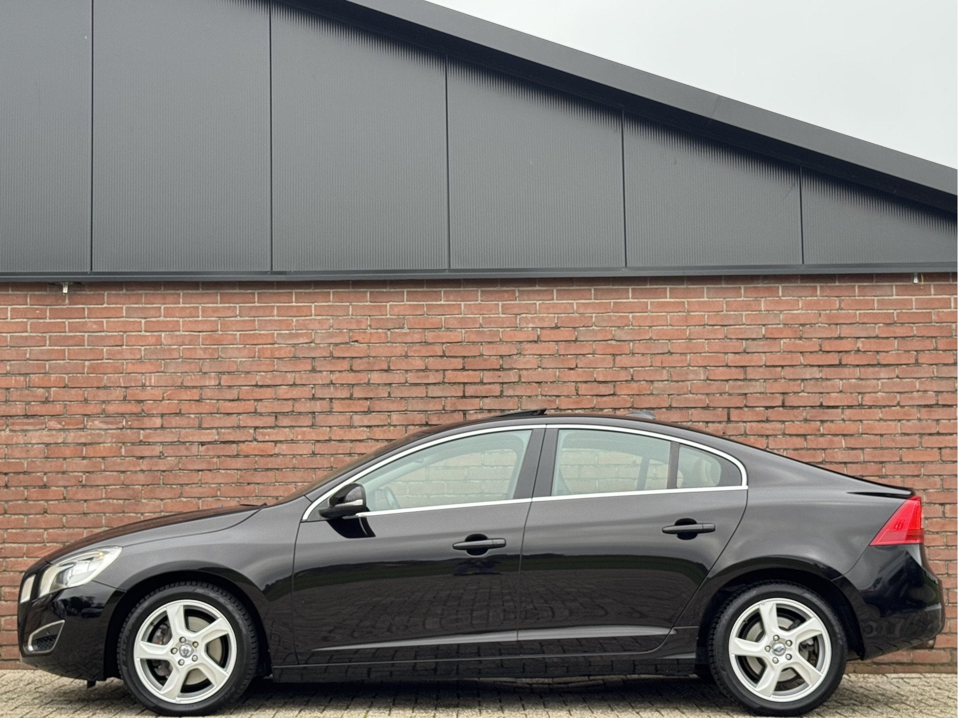 Volvo S60 2.0T SUMMUM | LEDER! | PANODAK! | XENON! | NAVI!, Auto's, Euro 5, 4 cilinders, S60, Zwart