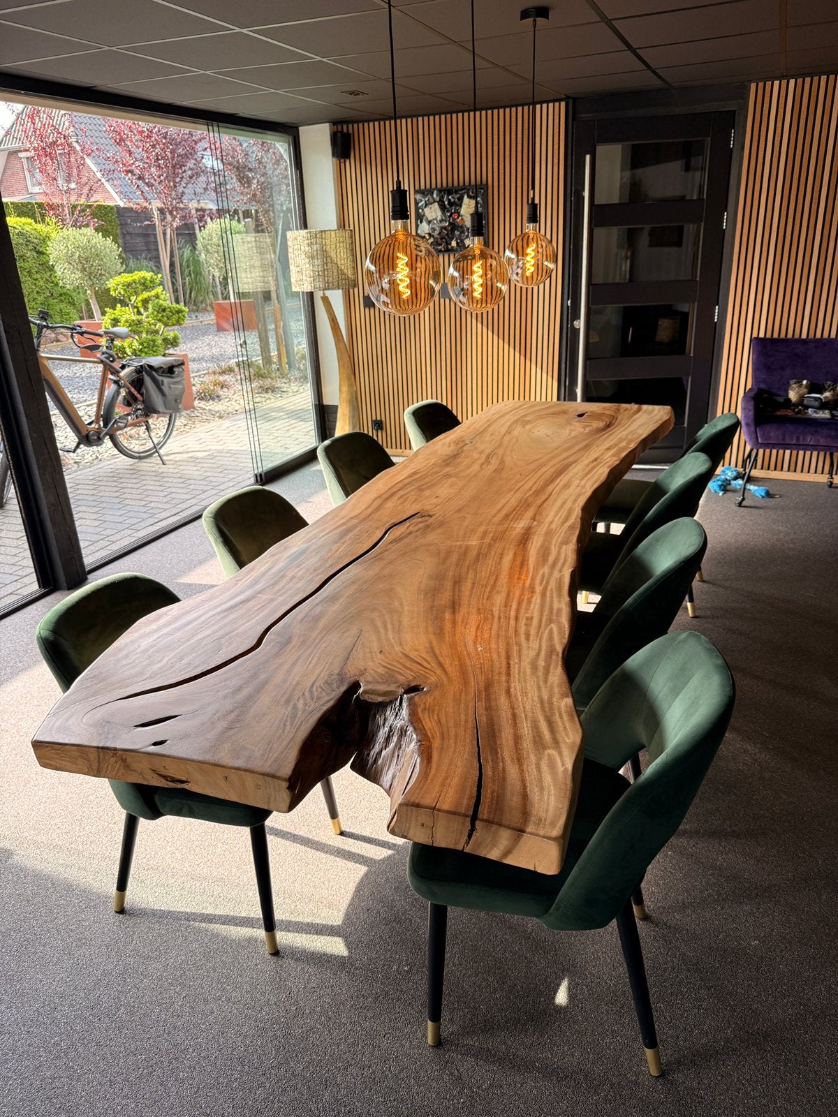 massief eiken boomstamtafel 320 cm + 8 velvet stoelen, 100 tot 150 cm, 200 cm of meer, Ophalen of Verzenden, Zo goed als nieuw