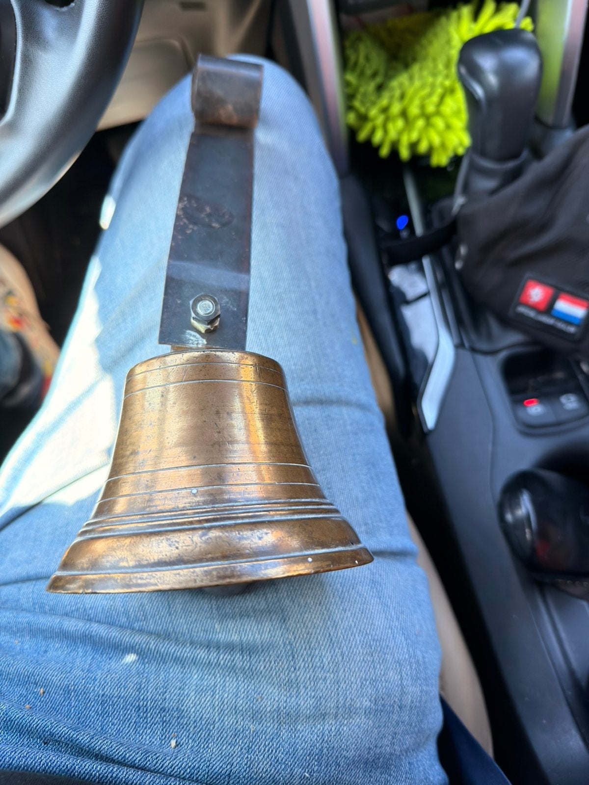 Massief bronzen winkelbel qmet veerband, Ophalen, Brons