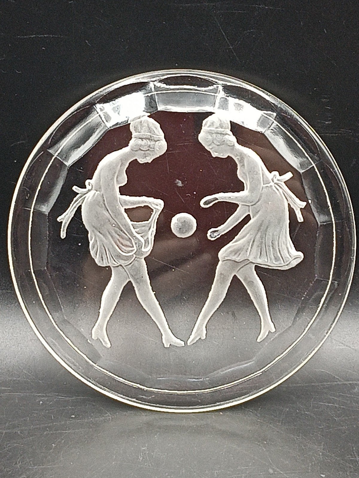 Art Deco Kristallen Plaque Onderzetter "Meisjes met Bal ", Ophalen of Verzenden