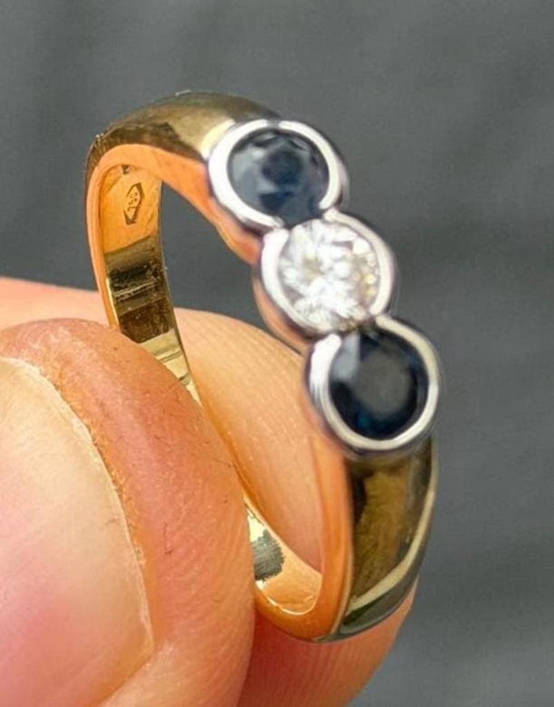 18K gouden ring met 1 natuurlijke diamant 2 blauwe saffieren, 18 tot 19, Ophalen of Verzenden, Met edelsteen, Dame
