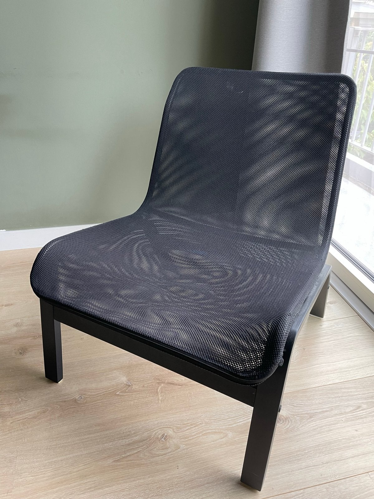 Ikea zwarte stoel met mesh bekleding, Ophalen, Hout, Zwart, Zo goed als nieuw