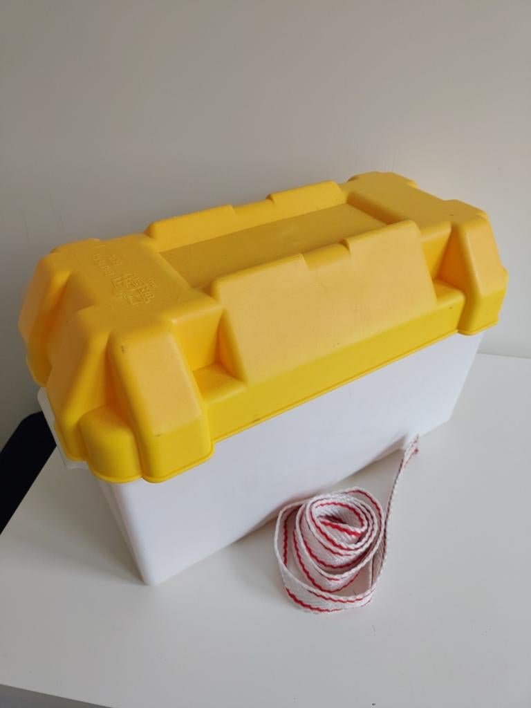 Accubak - Geel/Wit - Voor boot of caravan, Caravans en Kamperen, Caravan accessoires, Gebruikt, Ophalen of Verzenden