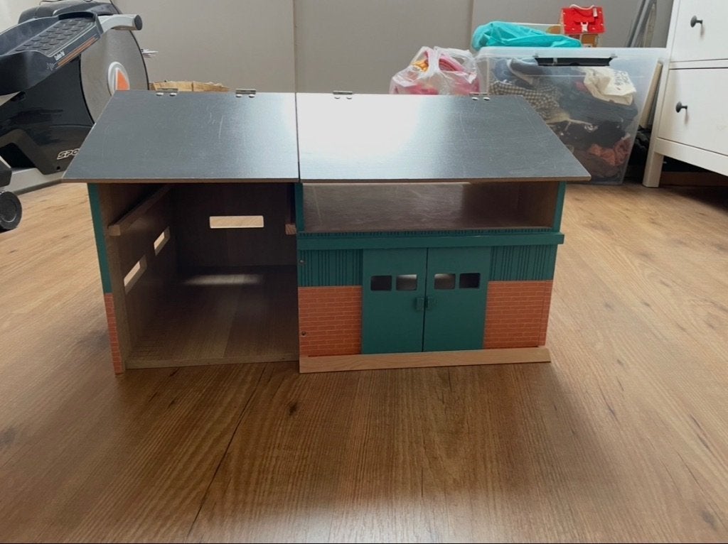 Kids Globe houten werkplaats / loods (schaal 1:32) - zgan, Ophalen, Zo goed als nieuw, Overige typen