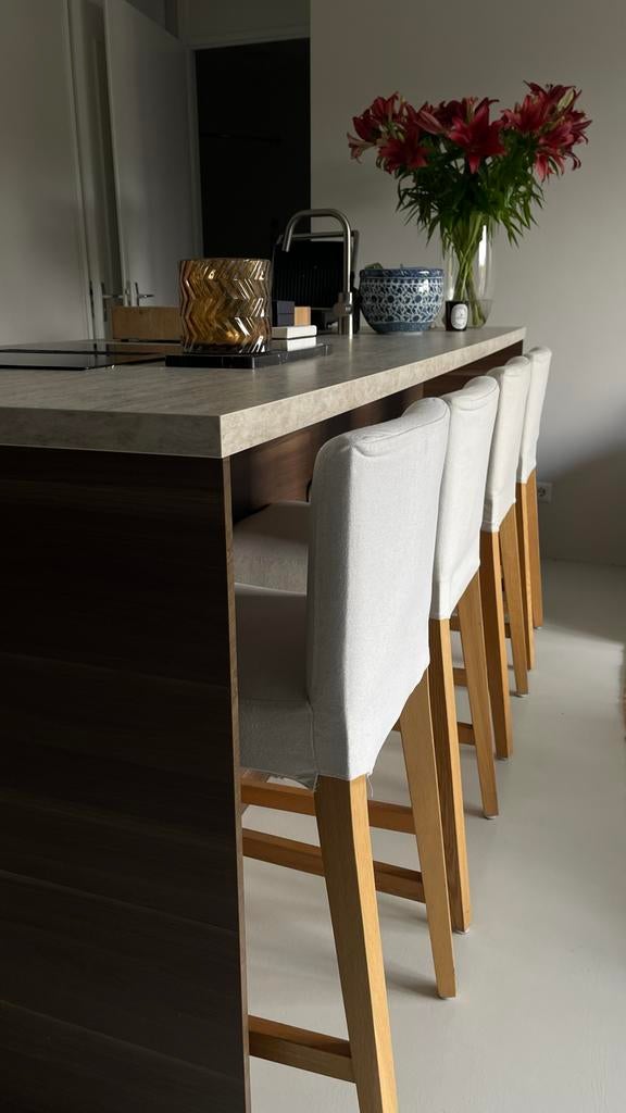 Set van 4 moderne barkrukken met stoffen bekleding ikea, Huis en Inrichting, Barkrukken, Gebruikt, 60 tot 90 cm, Hout, 4 krukken