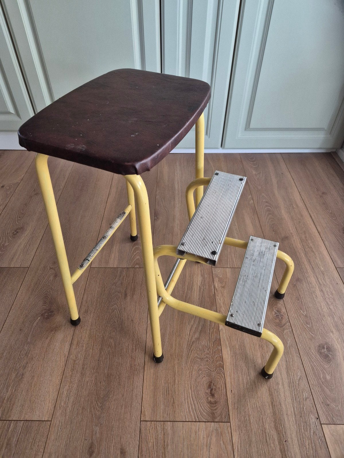 Vintage Brabantia trapkruk - Geel met bruine zitting, Ophalen, Gebruikt