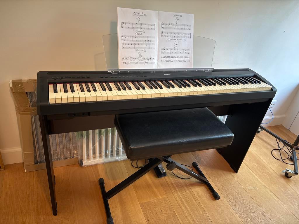 Yamaha P-85 Digitale Piano met standaard en kruk, Ophalen, Zwart, Digitaal, Zo goed als nieuw