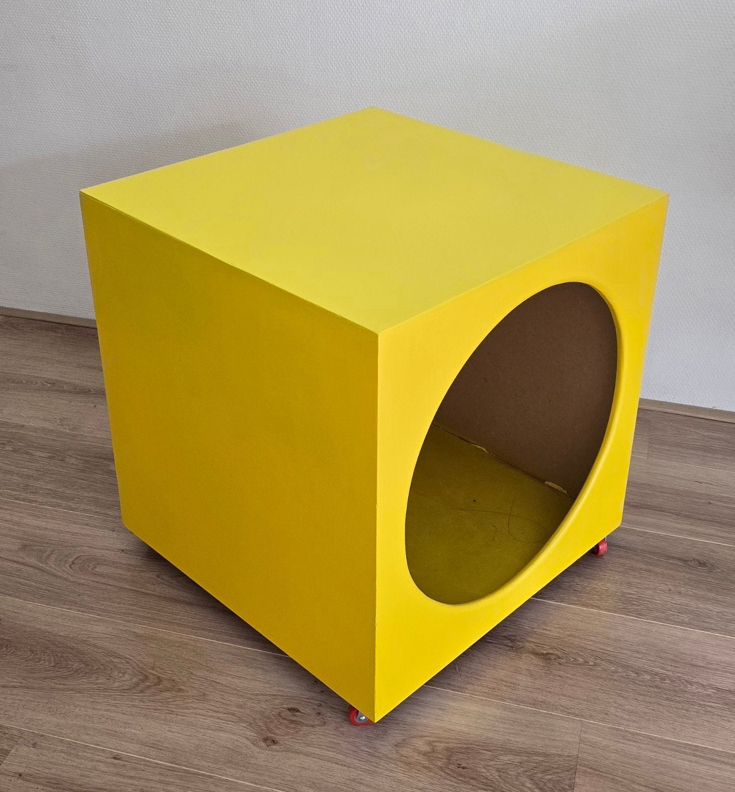 Knalgele kubus bijzettafel hondenhok van MDF, Ophalen, Gebruikt