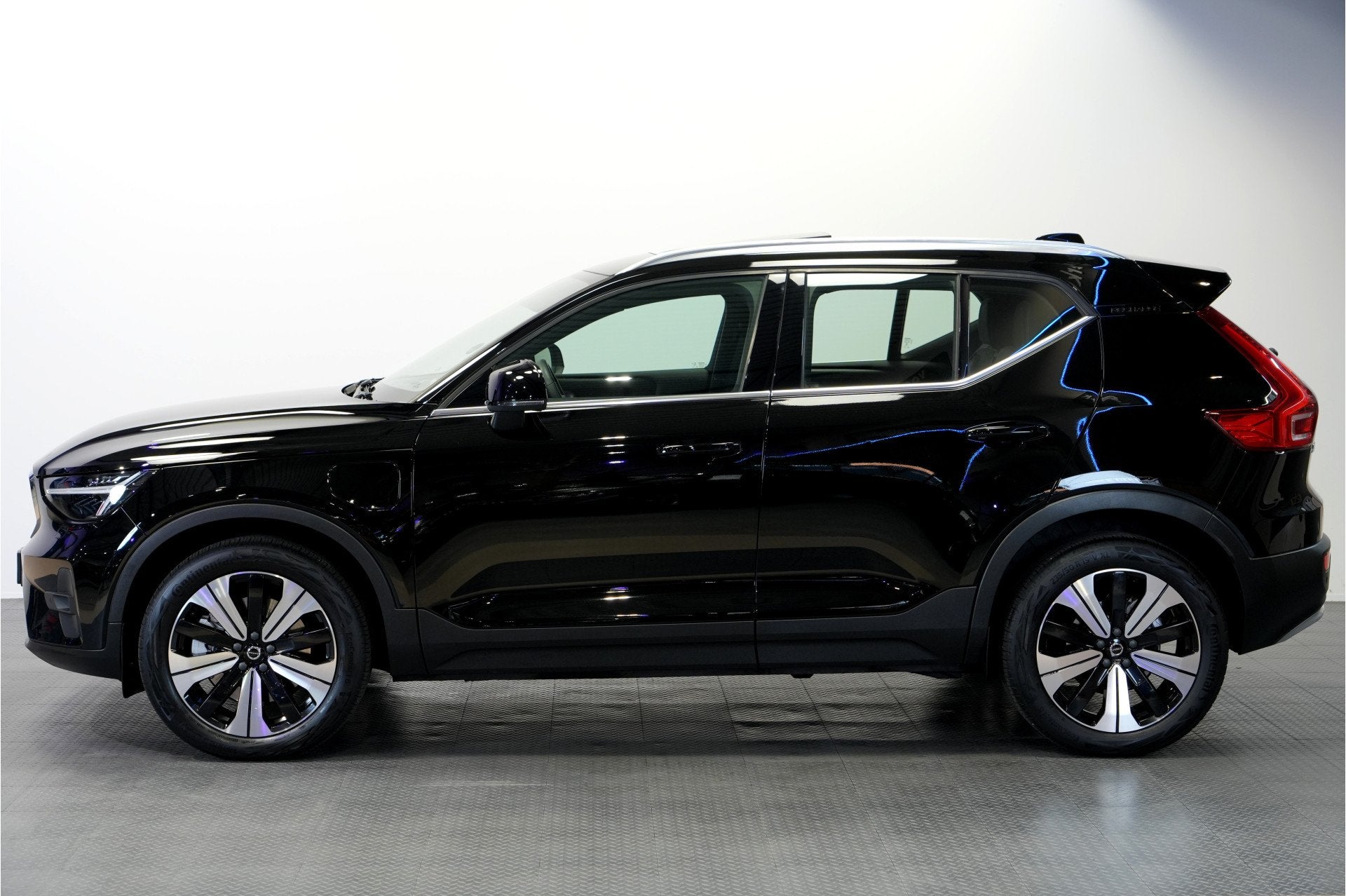 Volvo XC40 1.5 T5 Plug-in Hybrid 193kW/262pk DCT7 Ultimate B, Dealer onderhouden, Met garantie (alle), Zwart, Hybride Elektrisch/Benzine