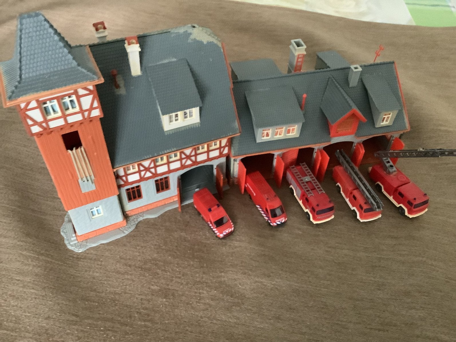 Brandweerkazerne met 5 wagens n spoor, Hobby en Vrije tijd, Overige merken, Gelijkstroom, Wagon, Ophalen of Verzenden