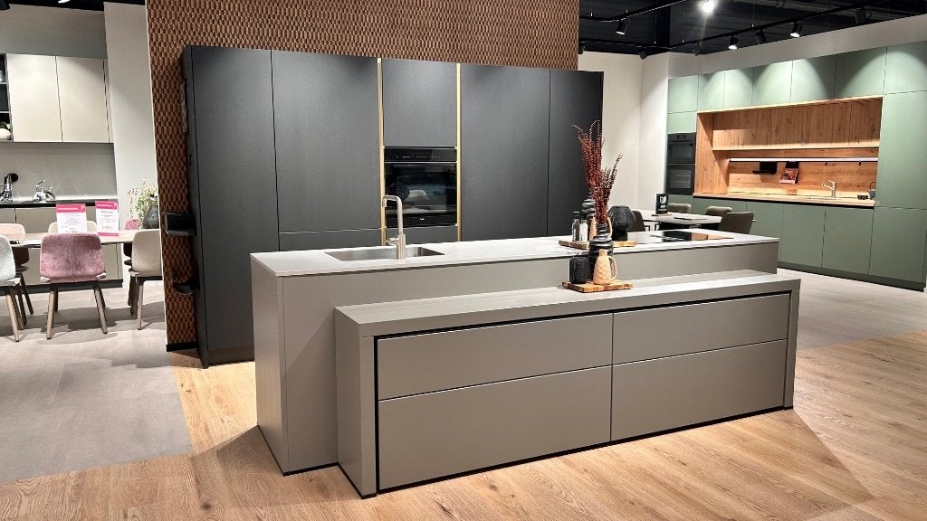 Showroom keuken met eiland een doorgang, Ophalen, 75 cm of meer, Zo goed als nieuw, 200 cm of meer