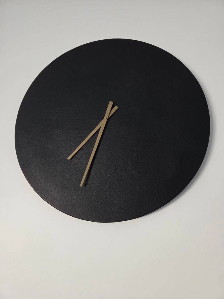Zwarte wandklok met goudkleurige wijzers, Ophalen