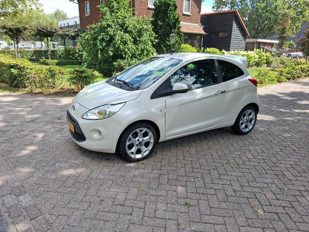 Nette Ford Ka 1.2 69pk 2011 Wit met airco, Voorwielaandrijving, 1242 cc, 4 cilinders, 4 stoelen