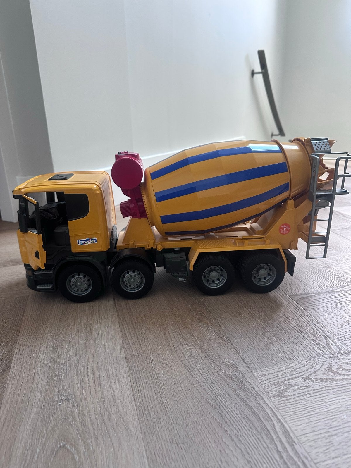 Bruder Scania V8 vrachtwagen met betonmixer, Ophalen of Verzenden, Zo goed als nieuw