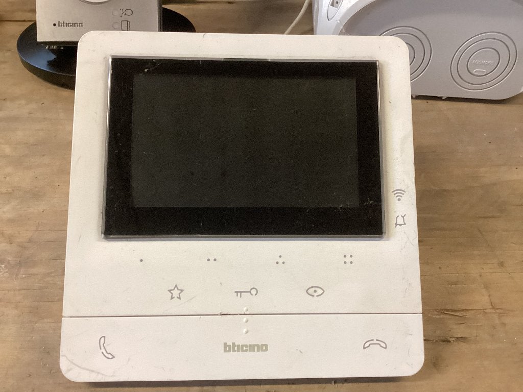 Bticino Linea 3000 & Classe 100 Video Intercom Set, Ophalen, Ingebouwde camera, Gebruikt, Bedraad