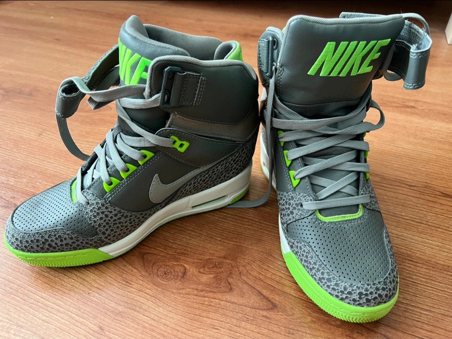 Nike WMNS Air Revolution Sky Hi hoge sneakers mt 39 t.e.a.b., Nike, Ophalen of Verzenden, Sneakers of Gympen, Grijs