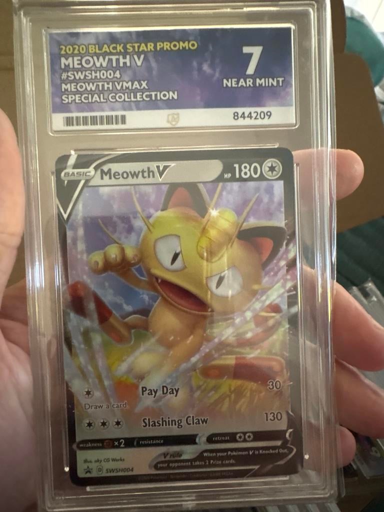 Pokémon Meowth V SWSH004 Black Star Promo Graded 7, Ophalen of Verzenden, Zo goed als nieuw, Losse kaart