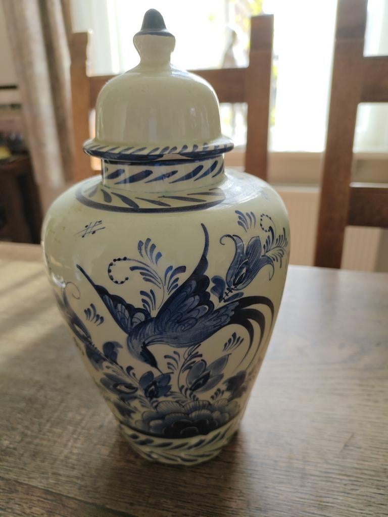 Delfts blauwe vaas met deksel, handgeschilderd, Antiek en Kunst, Antiek | Keramiek en Aardewerk, Ophalen of Verzenden