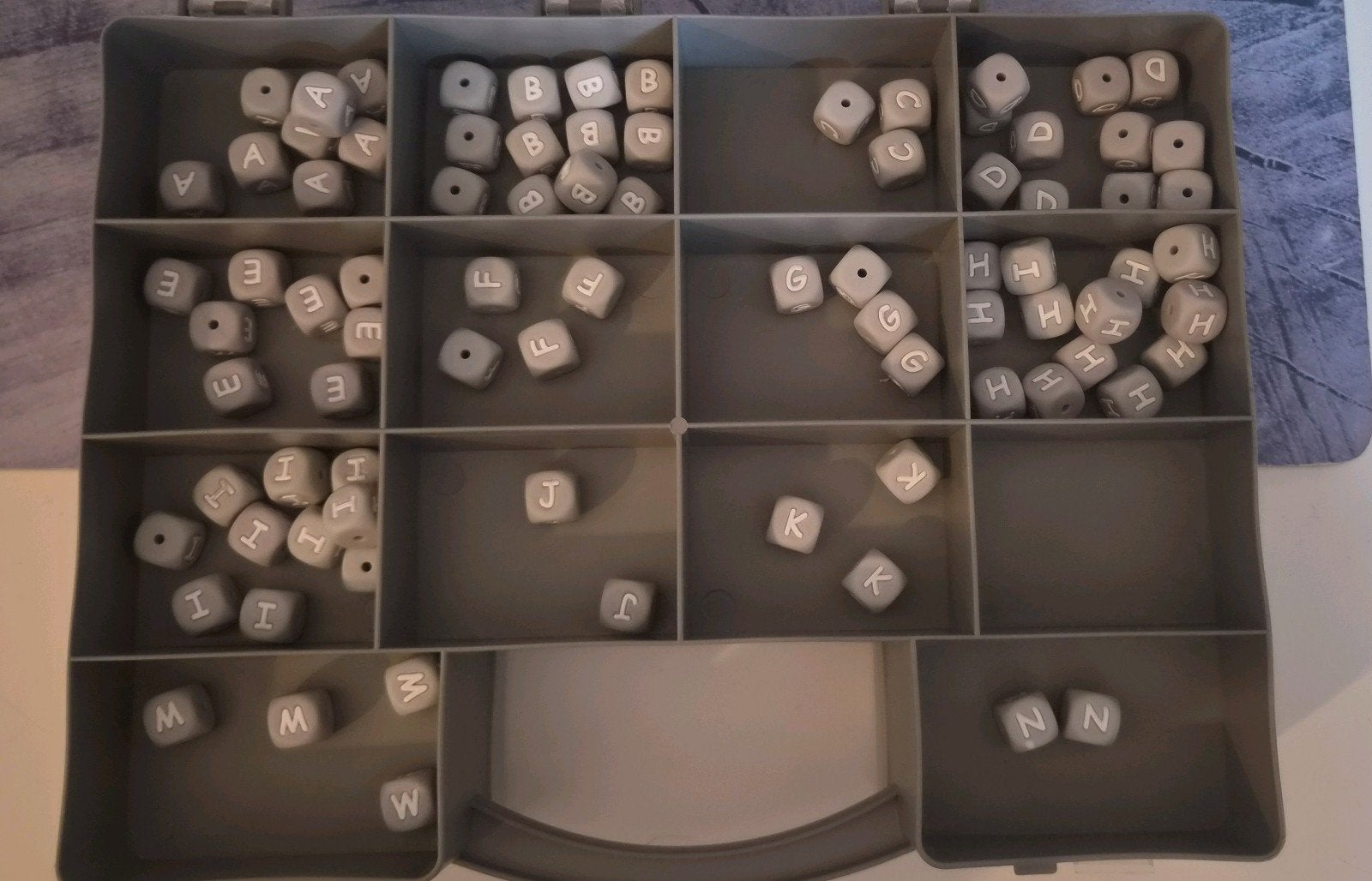 Grijs met witte siliconen letters, Hobby en Vrije tijd, Kralen en Sieraden maken, Ophalen of Verzenden, Kraal
