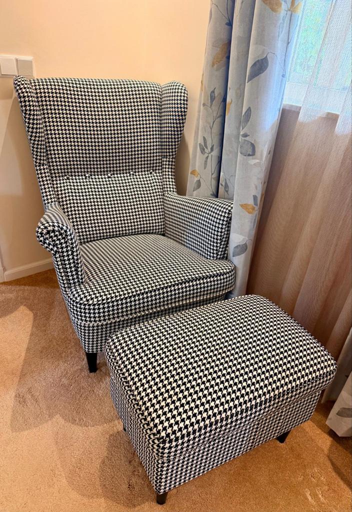 IKEA Strandmon fauteuil met hocker - Zwart/wit Pied-de-poule, Ophalen, 75 tot 100 cm, Zo goed als nieuw, 75 tot 100 cm