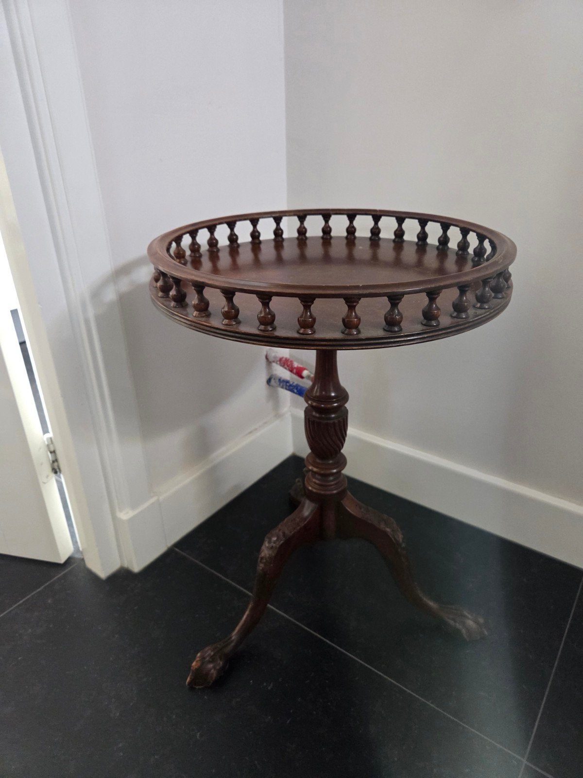 Antieke Mahonie Bijzettafel met Balustrade Rand, Ophalen