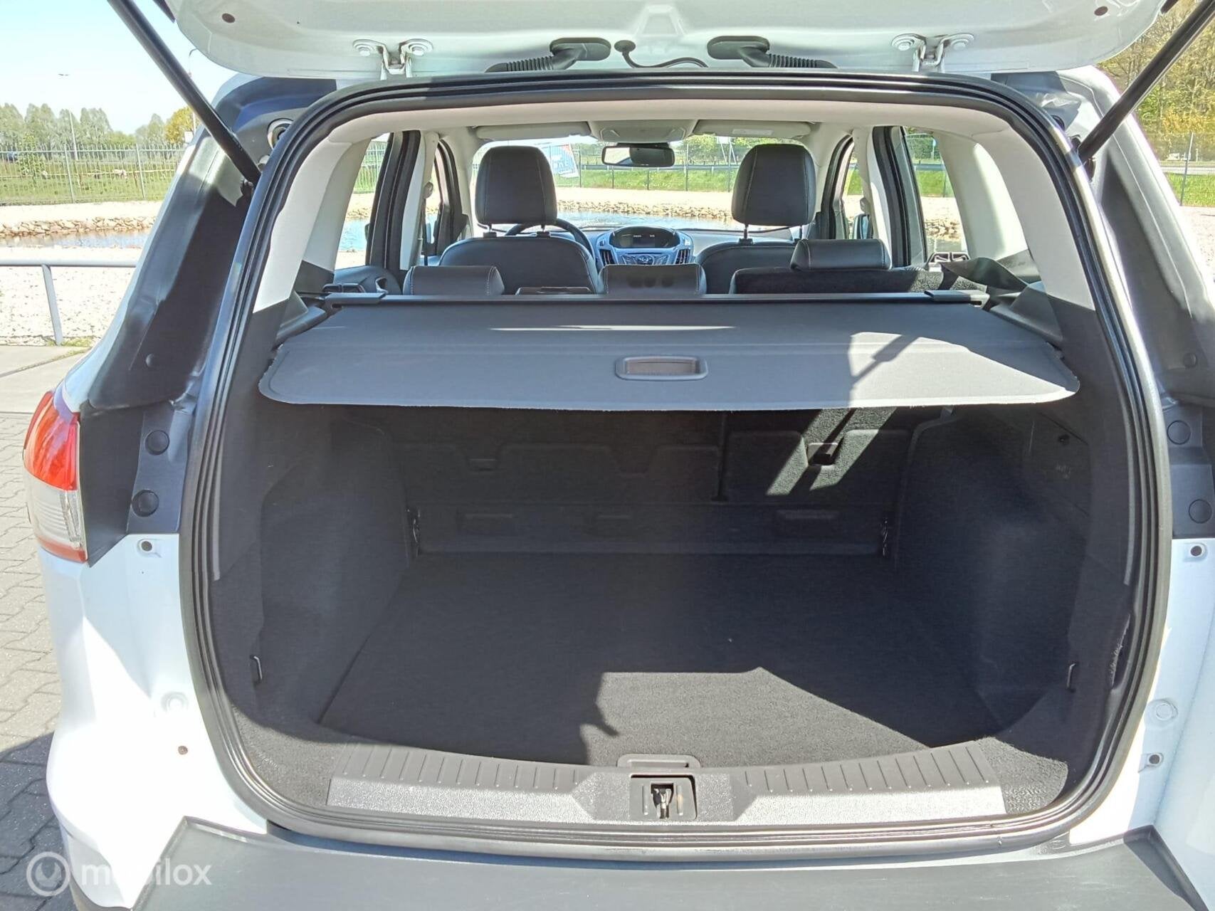 Foto 7 van Ford Kuga 1.5 Titanium Styling Pack/clima/cruis/trekhaak