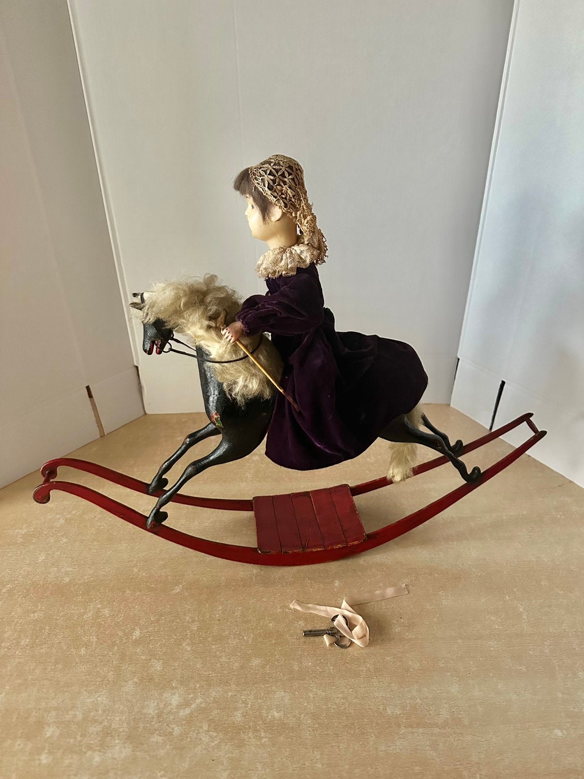 Zeldzame W.Summerbell girl on rocking horse, Ophalen