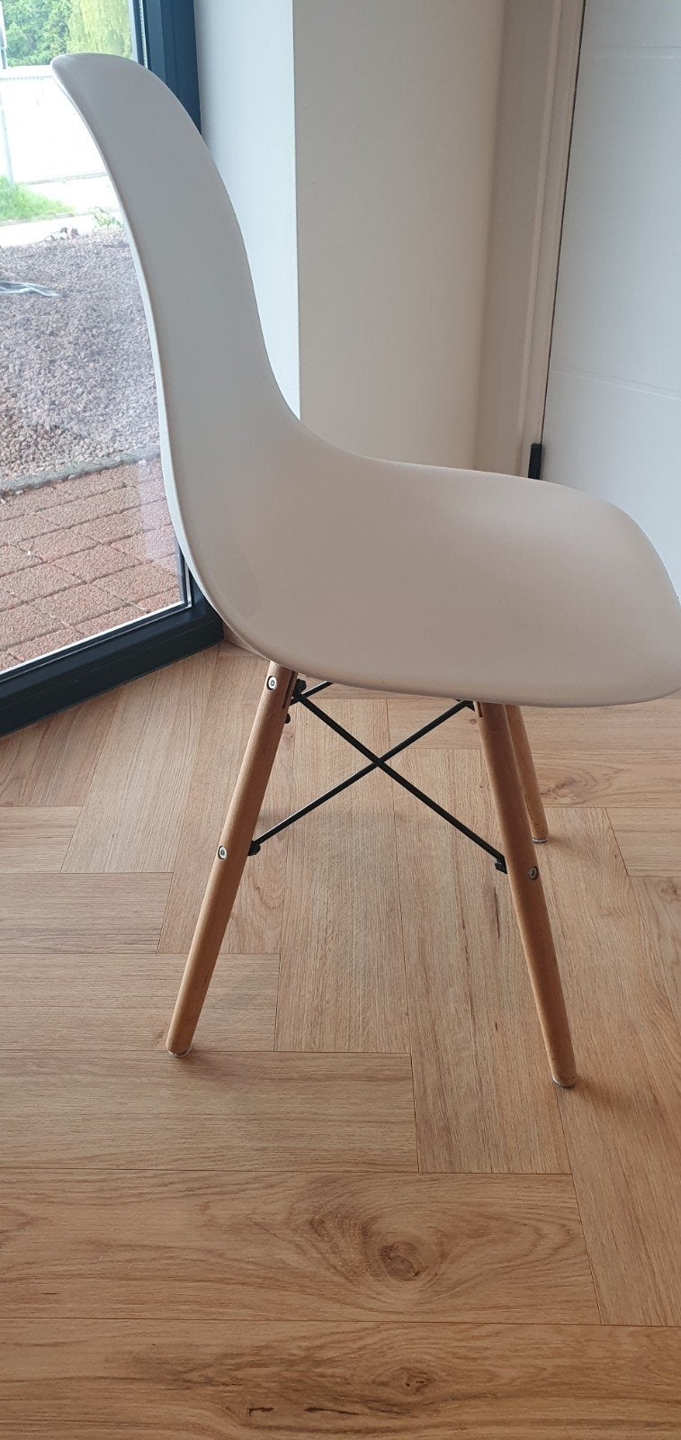 Moderne witte stoel met houten poten, Huis en Inrichting, Stoelen, Wit, Zo goed als nieuw, Ophalen, Hout