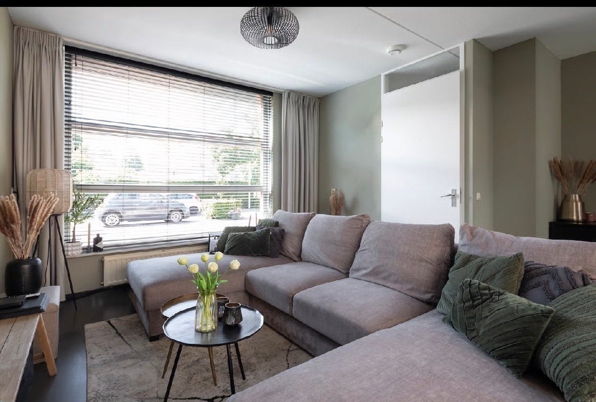 Ruime taupe/grijze U-bank met slaapfunctie (350x180 cm), Huis en Inrichting, Banken | Bankstellen, Ophalen, Gebruikt, Hoekbank