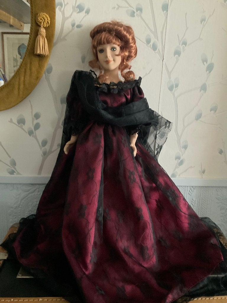 Porseleinen pop 50 cm op standaard, Verzamelen, Ophalen of Verzenden, Zo goed als nieuw, Pop