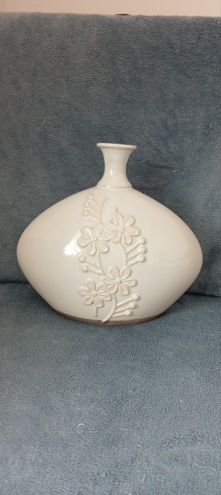 Witte vaas met elegant bloemmotief, Huis en Inrichting, Woonaccessoires | Vazen, Ophalen, Zo goed als nieuw, Handgemaakt