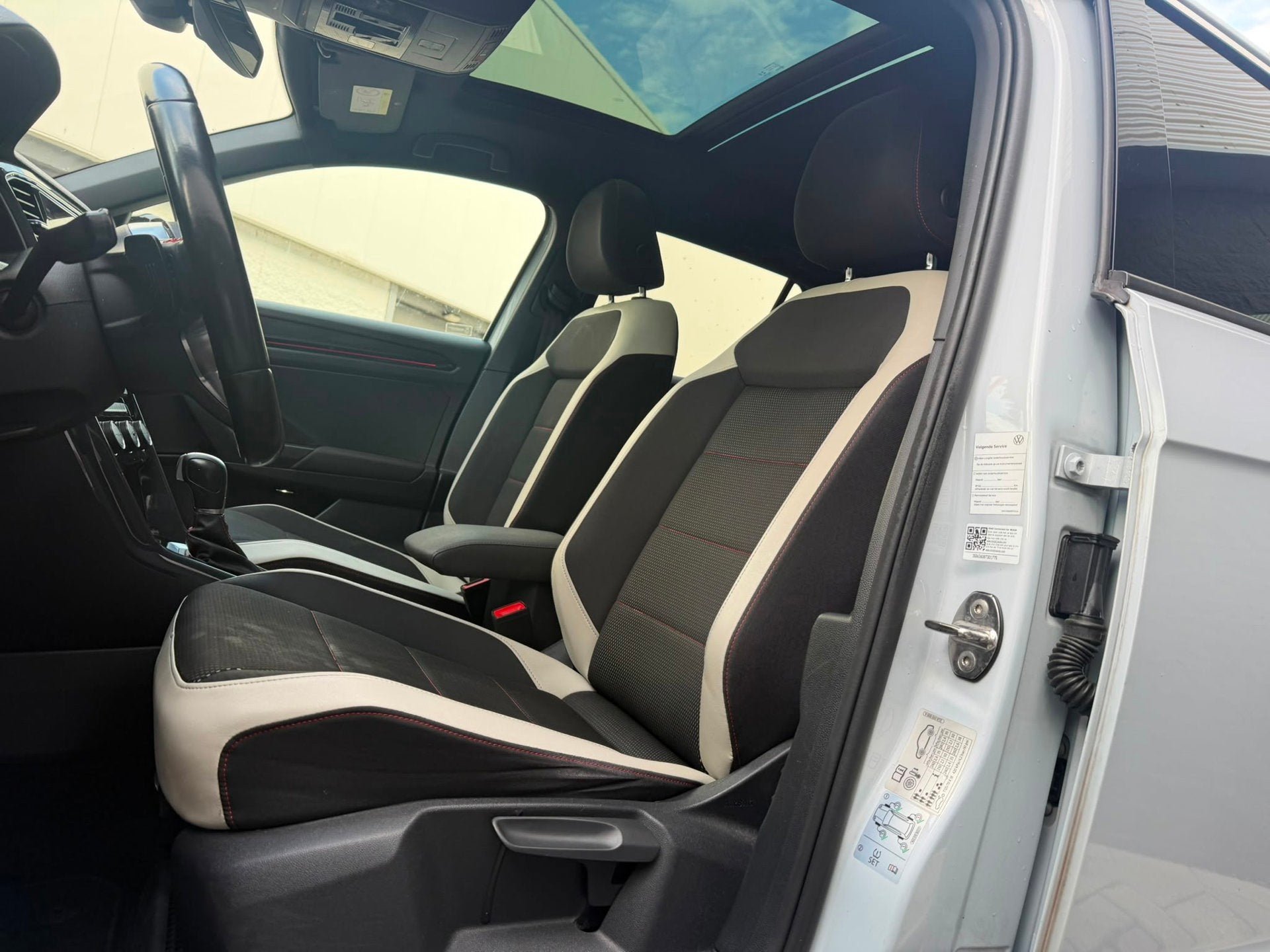 Volkswagen T-Roc 1.5 TSI Sport Business R-LINE, Auto's, Euro 6, 4 cilinders, 150 pk, Wit