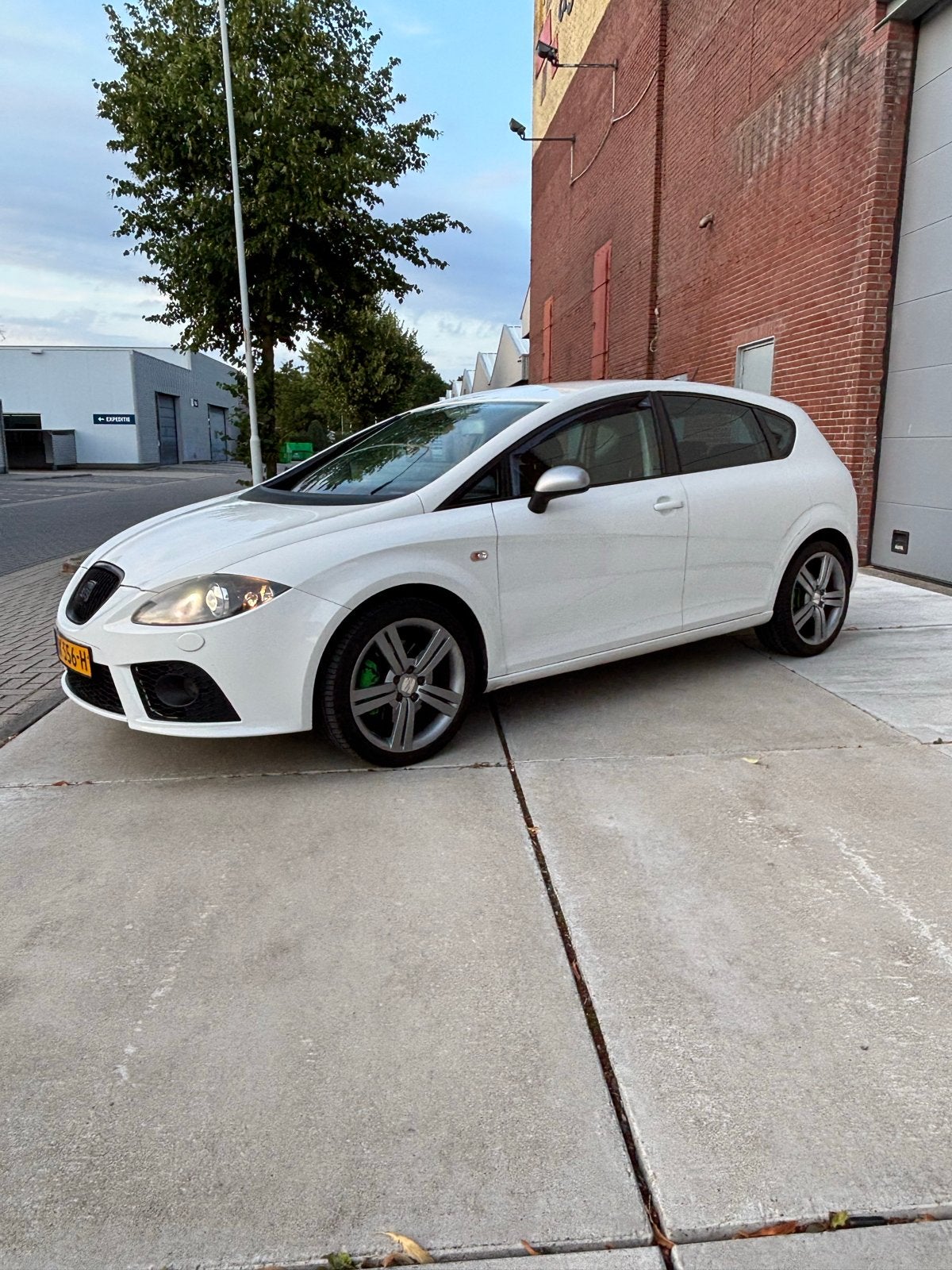Seat Leon 2.0 Tfsi Stage 2 met 292pk milltek, Stof, Zwart, Wit, Bedrijf