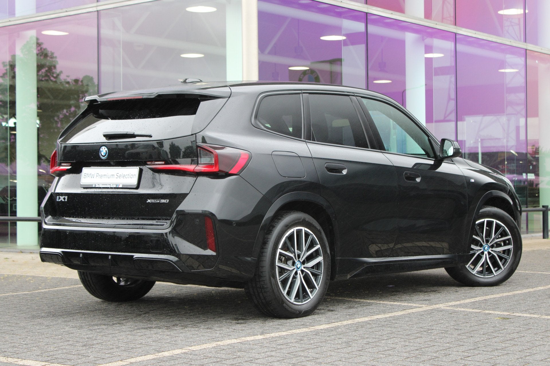 BMW iX1 xDrive30 M Sport / Panoramadak / Sportstoelen / Comf, Auto's, Gebruikt, Met garantie (alle), Zwart, Vierwielaandrijving